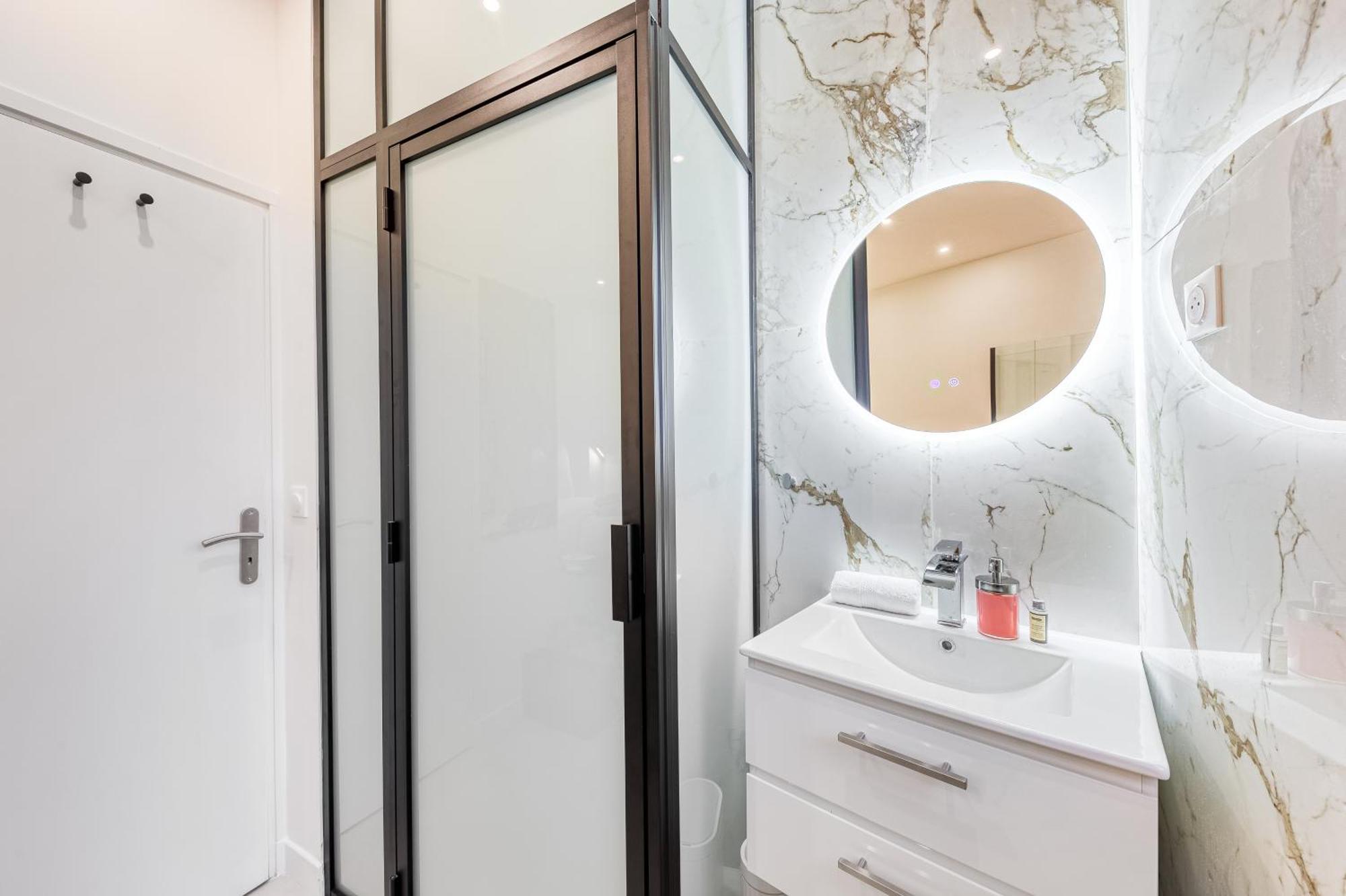 Netflix & Bubbles Apartment Clichy