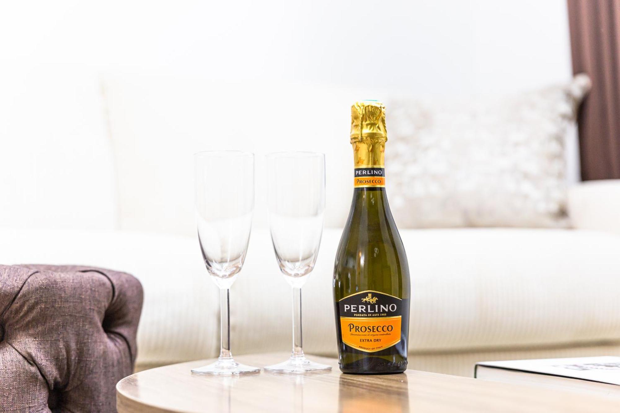 Netflix & Bubbles Apartment *