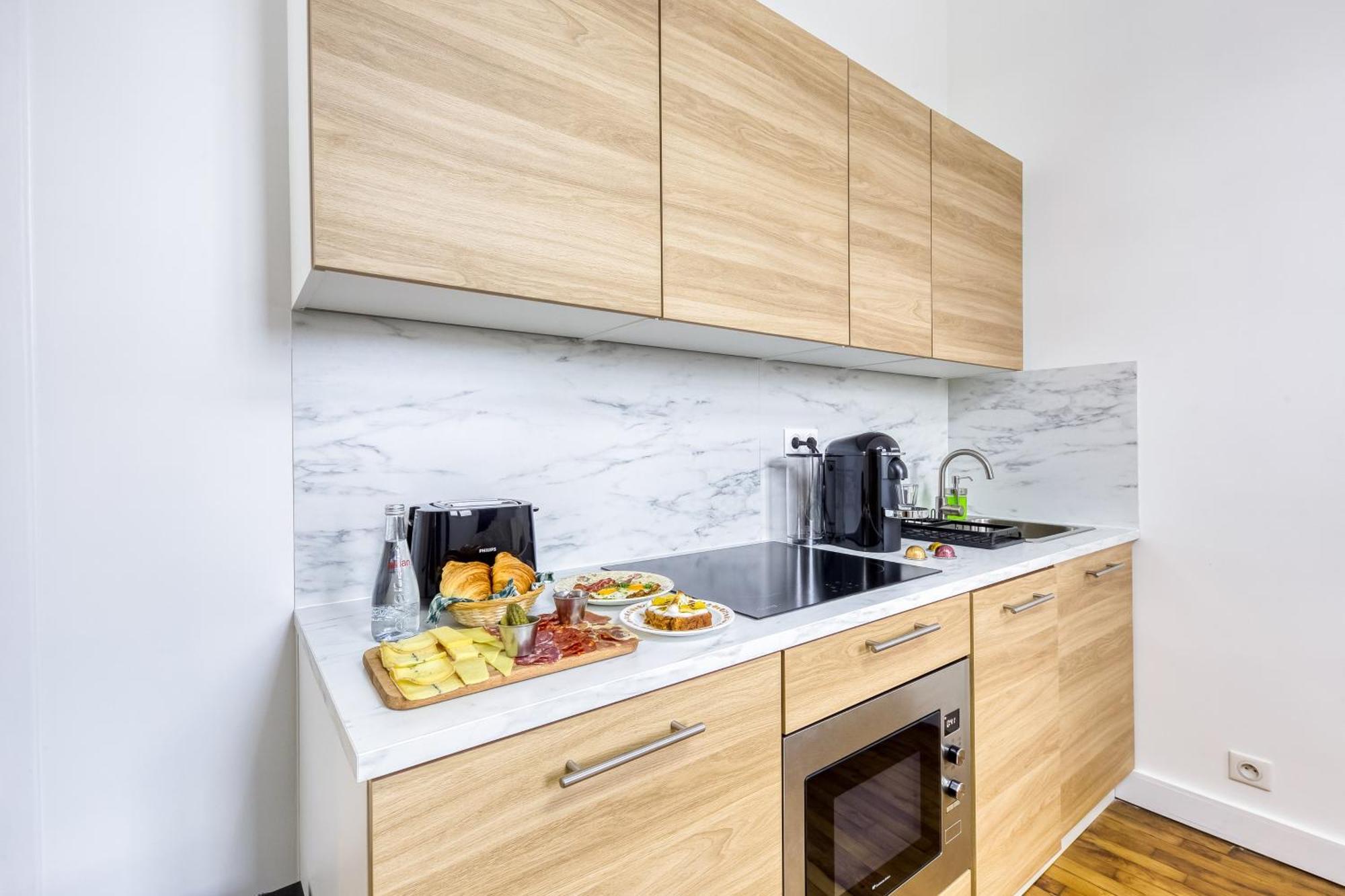 Netflix & Bubbles Apartment