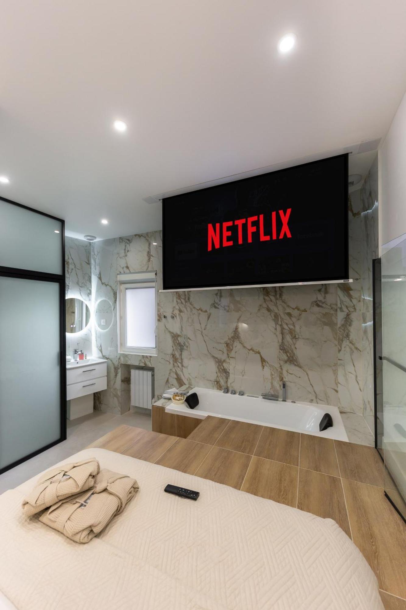 Apartment Netflix & Bubbles Clichy