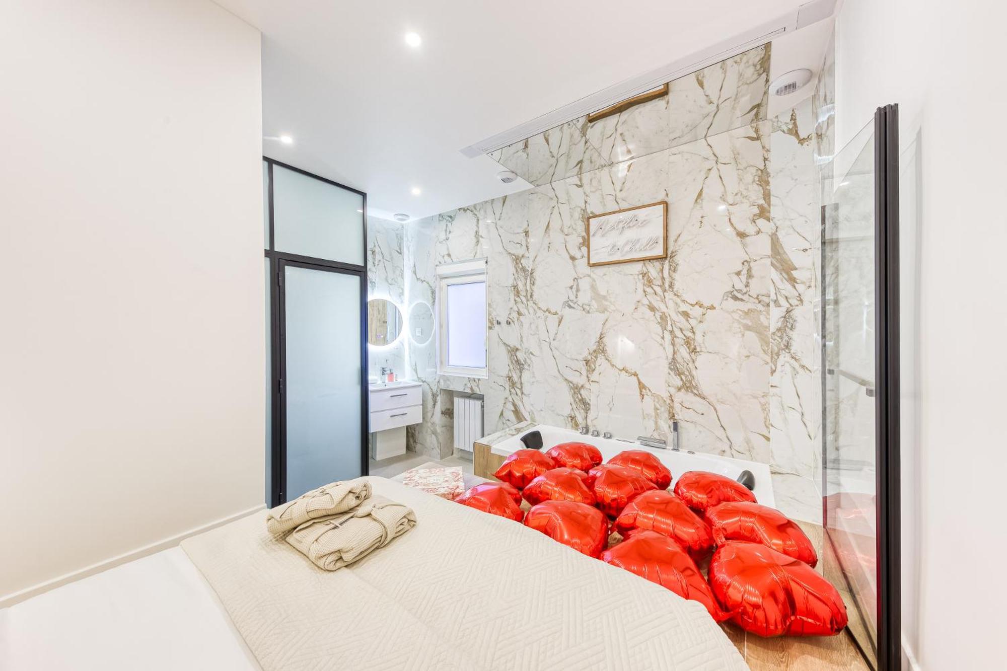 Netflix & Bubbles Apartment *